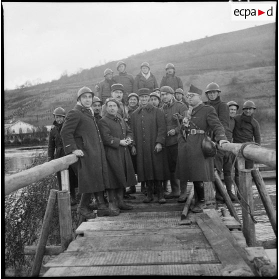 Photographie de groupe de soldats de la 3e armée sur la passerelle construite sur la Moselle.