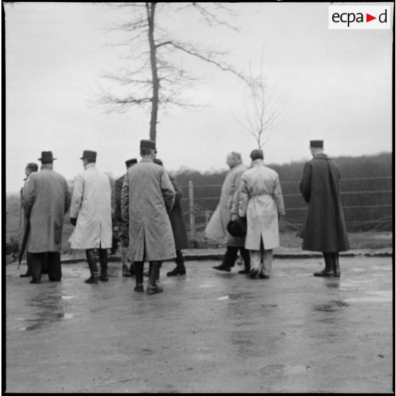 Arrivée de diverses personnalités au Mont des Welches, ouvrage fortifié de la ligne Maginot.