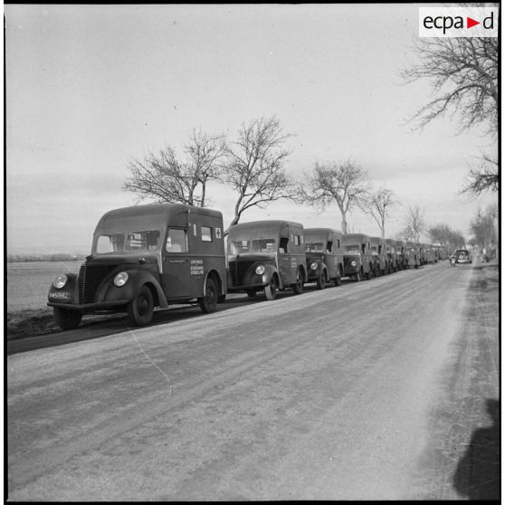 Plan général d'une colonne d'ambulances de marque Matford sur une route de Moselle dans le secteur de la 3e armée.