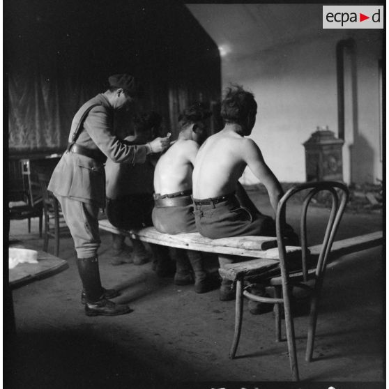 Soins médicaux dispensés à des soldats ddu 80e RI.