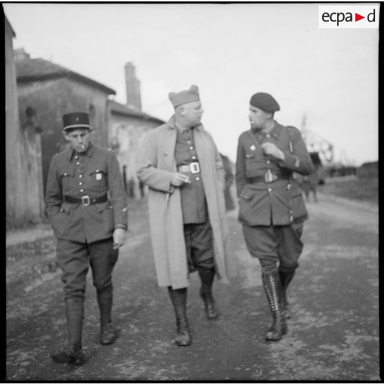 Le lieutenant et cinéaste Jean Renoir dans la commune de Solgne.
