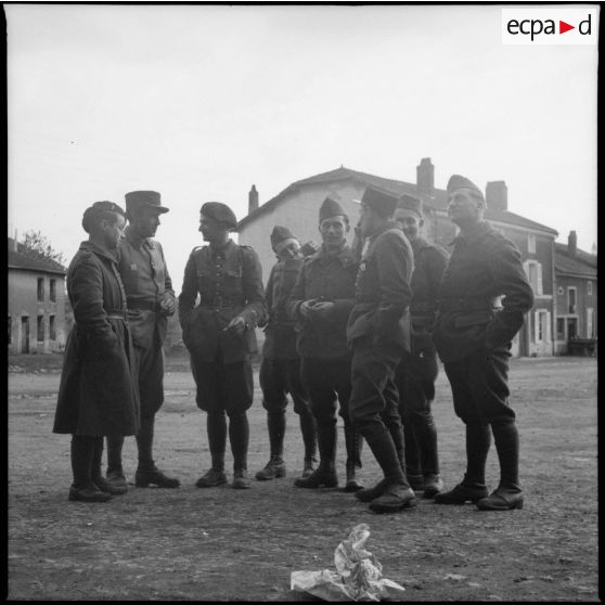 Photographie de groupe de l'équipe du SCA et de fantassins du 80e RI.