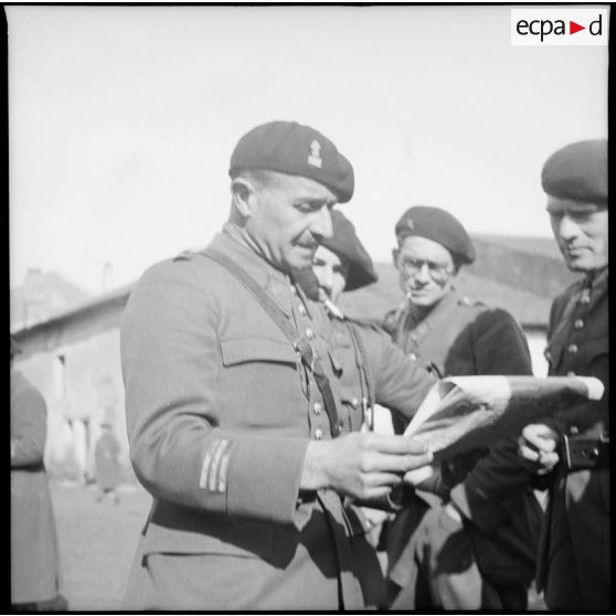 Des officiers du 80e RI en cantonnement dans Solgne.