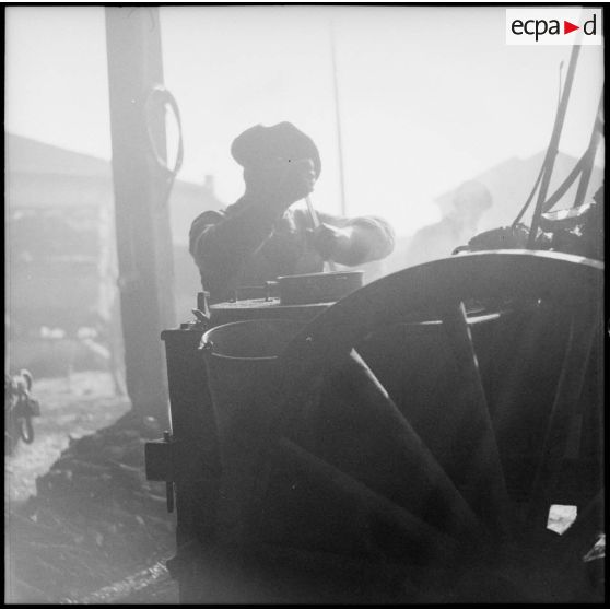 Un cuisinier du 80e RI prépare un repas sur une cuisine roulante.