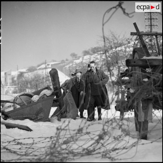 Photographie de groupe de personnalités politiques près du Mont des Welches.