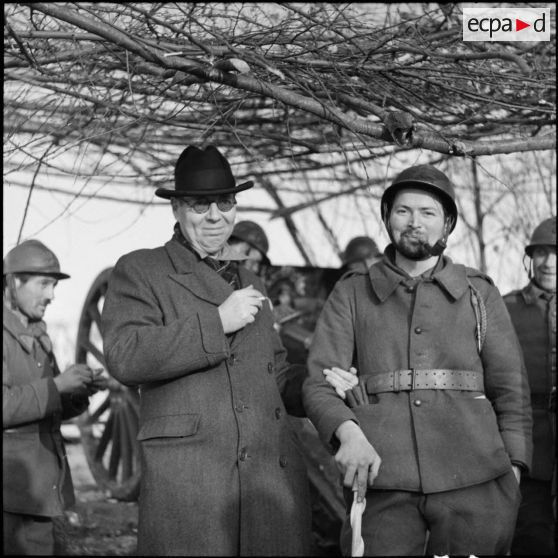 Photographie de groupe d'un artilleur de la 3e armée et d'une personnalité politique en visite.