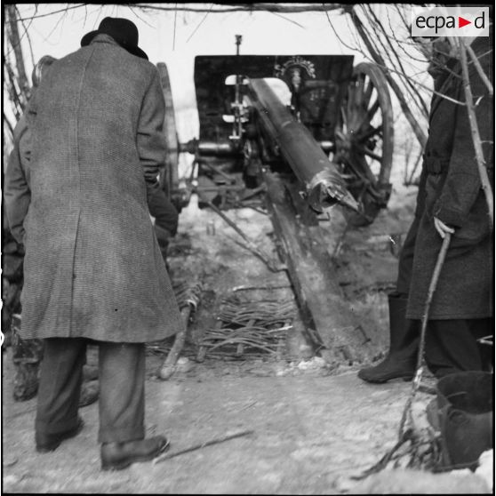 En batterie, un canon de 75 mm M1897 de la 3e armée est photographié de dos.