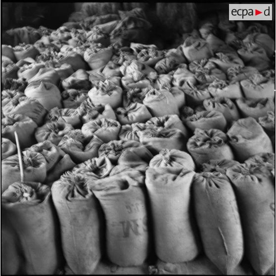 Plan moyen de sacs de toile de jute, entreposés dans un magasin de la 3e armée.