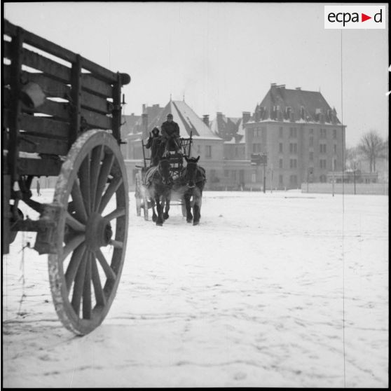 Des soldats de la 3e armée conduisent une voiture hippomobile.