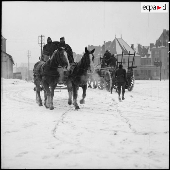 Des soldats de la 3e armée conduisent une voiture hippomobile.