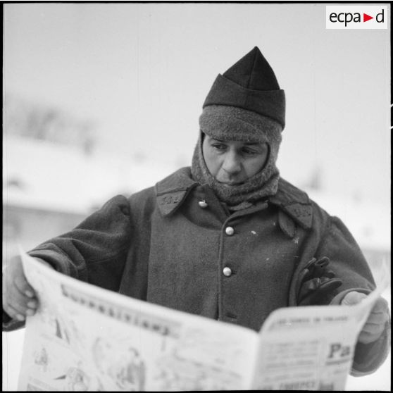 Portrait d'un soldat de la 3e armée qui lit un journal.