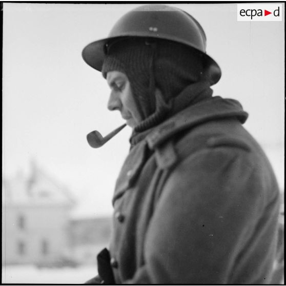 Portrait d'un soldat de la 3e armée qui fume la pipe.