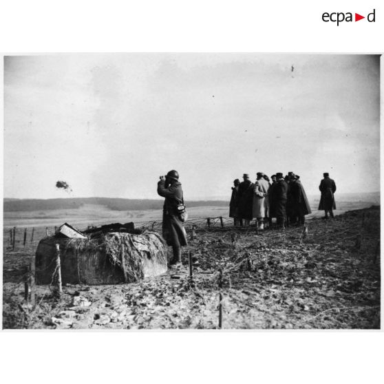Photographie de groupe des personnalités politiques près d'une cloche métallique.