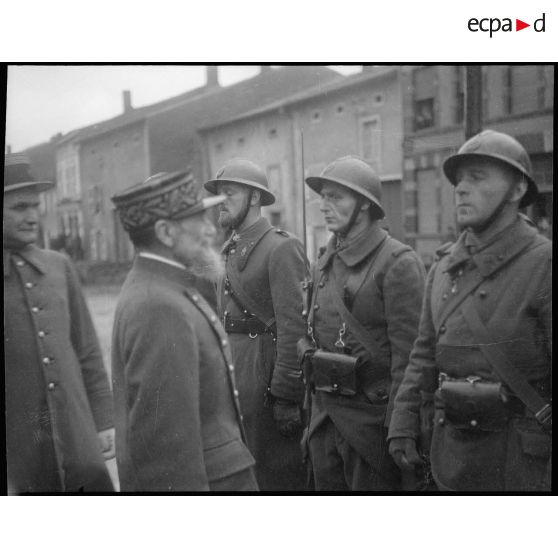 Le général de brigade Rollet passe en revue une unité de la Légion étrangère.