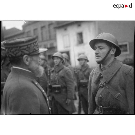 Le général de brigade Rollet passe en revue une unité dans le secteur de la 3e armée.