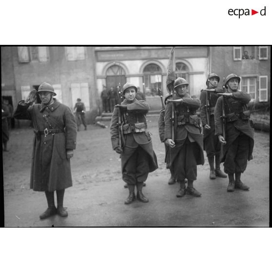 Le drapeau d'une unité de la Légion étrangère et sa garde lors d'une visite du général de brigade Paul Rollet.