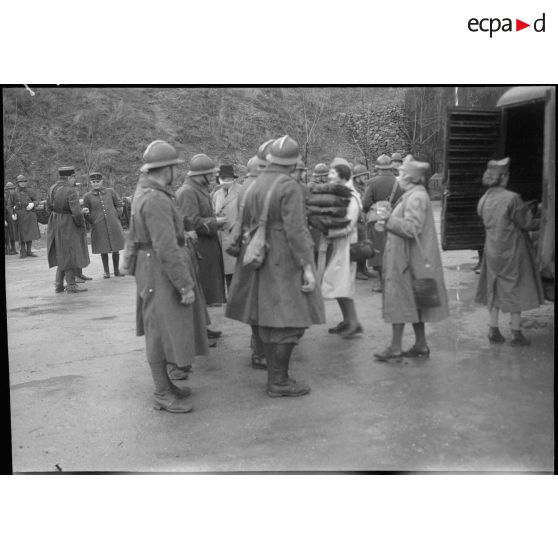 L'association des gueules cassées distribue des effets à des soldats dans le secteur de la 3e armée.