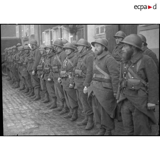 Photographie de groupe de soldats dans le secteur de la 3e armée lors d'une visite du général Rollet.