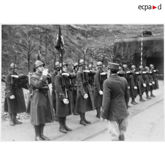 Le général de brigade Rollet passe en revue une unité dans le secteur de la 3e armée.