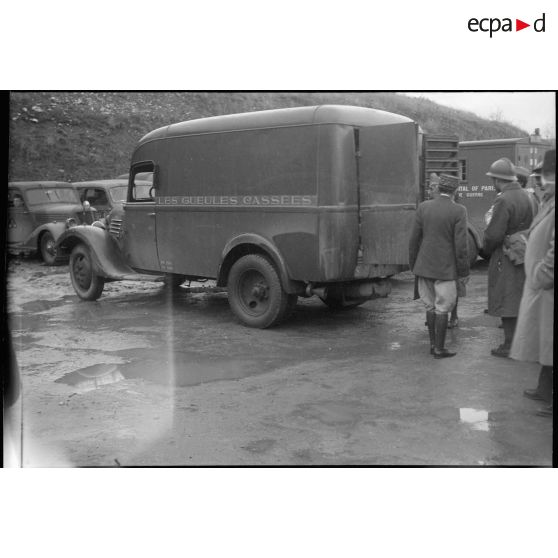 L'association des gueules cassées distribue des effets à des légionnaires (peut-être le 11e REI) dans le secteur de la 3e armée lors d'une visite du général de brigade Paul Rollet qui est visible de dos en arrière plan.