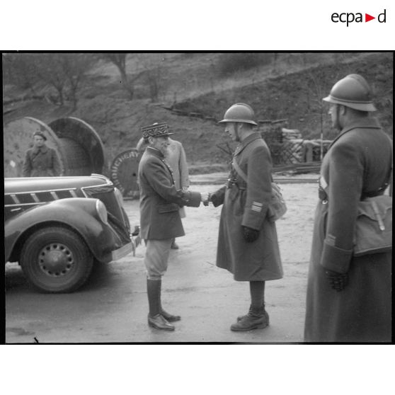 Le général de brigade Rollet serre la main d'un colonel de la Légion étrangère.