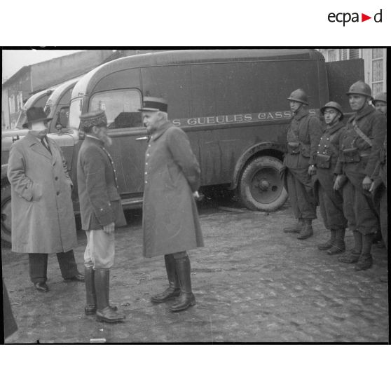 Le général de brigade Rollet discute avec un colonel de la 3e armée.