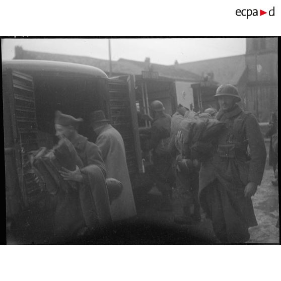 L'association des gueules cassées distribue des effets à des soldats dans le secteur de la 3e armée.