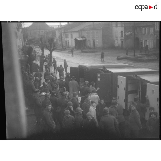 L'association des gueules cassées distribue des effets à des soldats dans le secteur de la 3e armée.