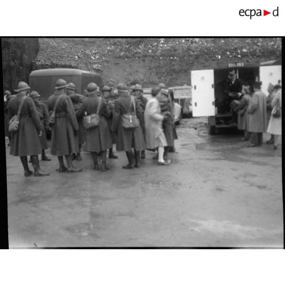 L'association des gueules cassées distribue des effets à des soldats dans le secteur de la 3e armée.