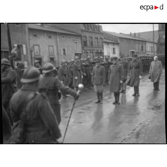 Le général de brigade Rollet passe en revue une unité dans le secteur de la 3e armée.