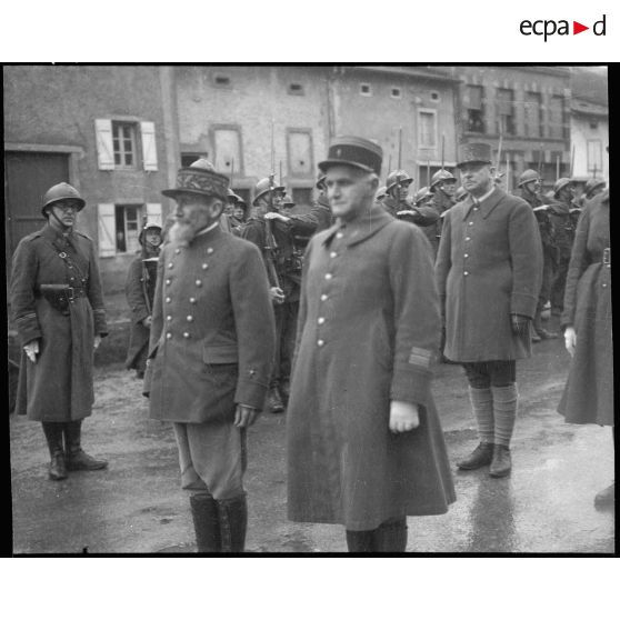 Le général de brigade Rollet passe en revue une unité dans le secteur de la 3e armée.