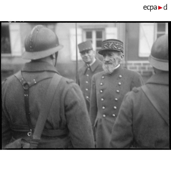 Le général de brigade Rollet passe en revue une unité de la 3e armée.