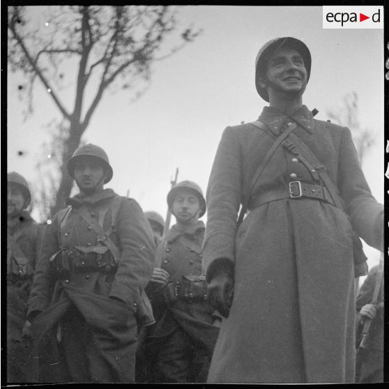 Photographie de groupe en contre-plongée d'un sous-officier et de fantassins du 151e RI dans le secteur de la 3e armée.