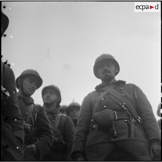 Photographie de groupe en contre-plongée d'un officier ou sous-officier et de fantassins du 151e RI.