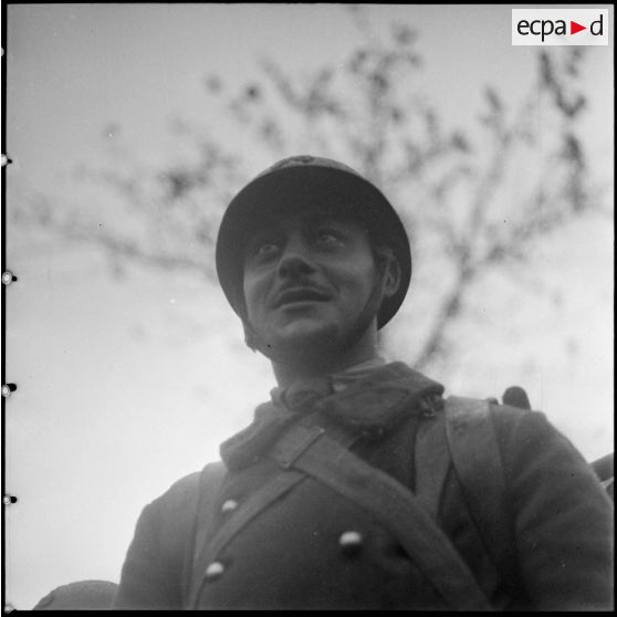 Portrait en contre-plongée d'un fantassin du151e RI.