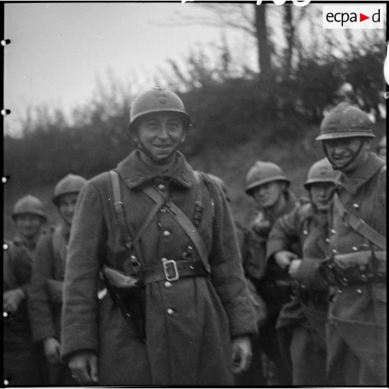Photographie de groupe de soldats d'unités de la 42e DI.