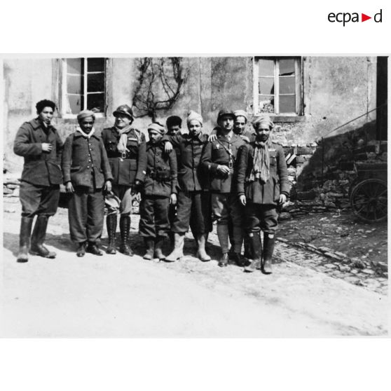 Photographie de groupe de soldats de la 3e armée originaires d'Afrique du nord.