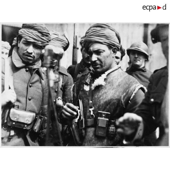 Portrait de groupe de tirailleurs marocains appartenant à un corps-franc de la 3e armée.