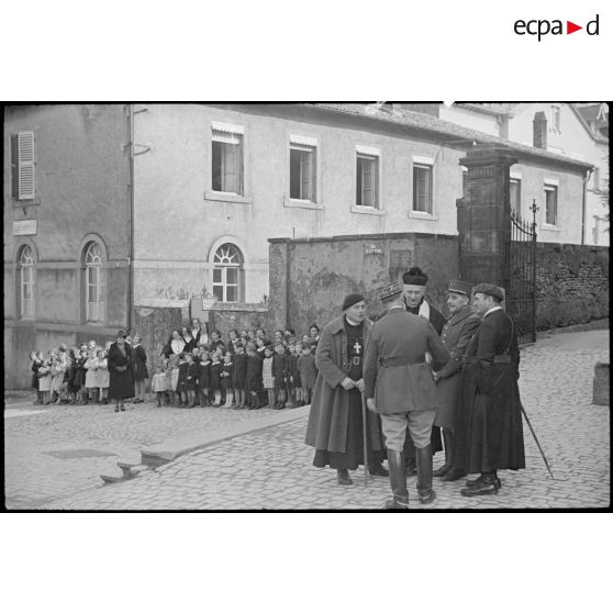 A la sortie de la messe des généraux de la 3e armée et des aumôniers discutent.