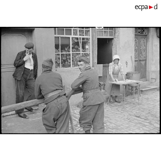 Photographie de groupe de soldats de la 3e armée et de civils.