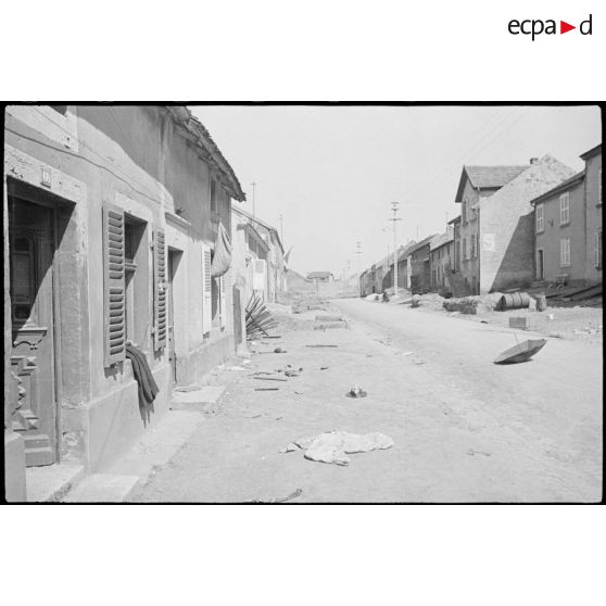 Rue principale d'un village évacué dans le secteur de la 3e armée.