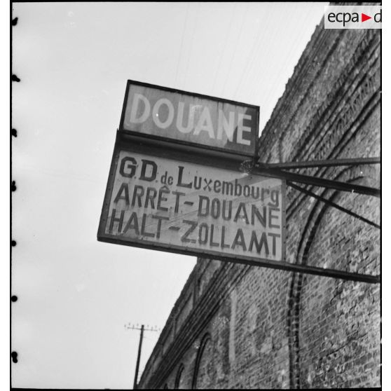 Plan moyen d'un panneau indiquant la douane du grand duché du Luxembourg.