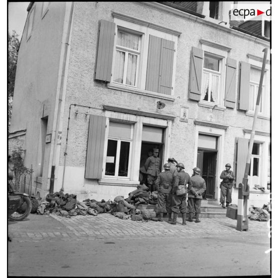 Des soldats français d'une unité de reconnaissance de la 3e DLC se tiennent devant le poste frontière.