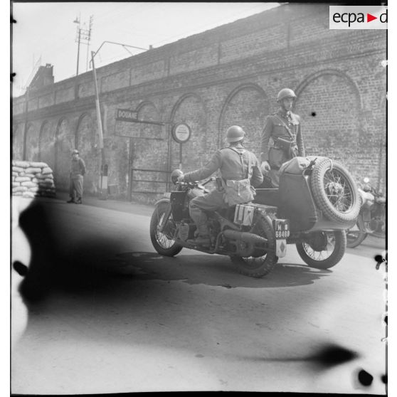 Franchissement de la frontière franco-luxembourgeoise par une colonne motocycliste de la 13e BLM.