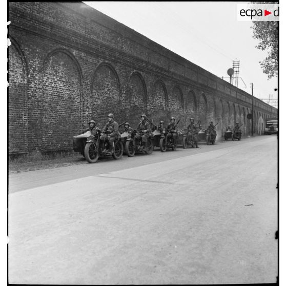 Plan général d'une colonne de Gnôme-et-Rhône AX2 du 2e RDP à l'entrée de la ville d'Esch-sur-Alzette.