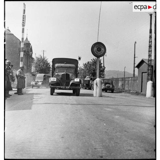 Plan général de face d'un camionnette bâchée de 1,5 t Renault qui passe le poste frontière de Audin-le-Tiche.