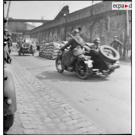 Des Gnôme-et-Rhône AX2 passent des épis de sacs de sable à l'entrée de la ville de Esch-sur-Alzette.