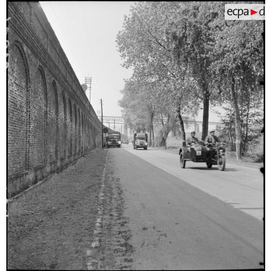 Un Gnôme-et-Rhône AX2 du 2e RDP roule dans une rue à l'entrée de la ville de Esch-sur-Alzette.