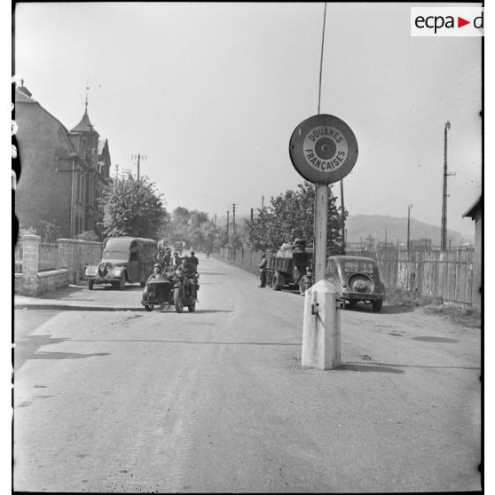 Plan général de face d'un Gnôme-et-Rhône du 2e RDP qui passe le poste frontière de Audun-le-Tiche (Moselle).