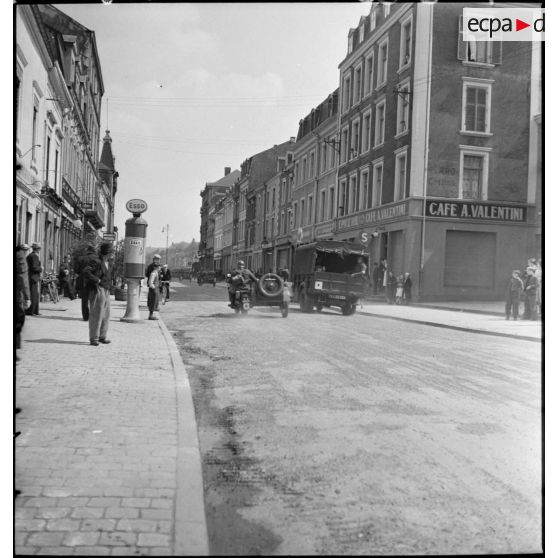 Un Gnôme-et-Rhône du 2e RDP circule dans une rue de Esch-sur-Alzette.